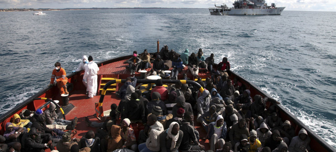 Barco carregando migrantes em travessia no mar Mediterrâneo