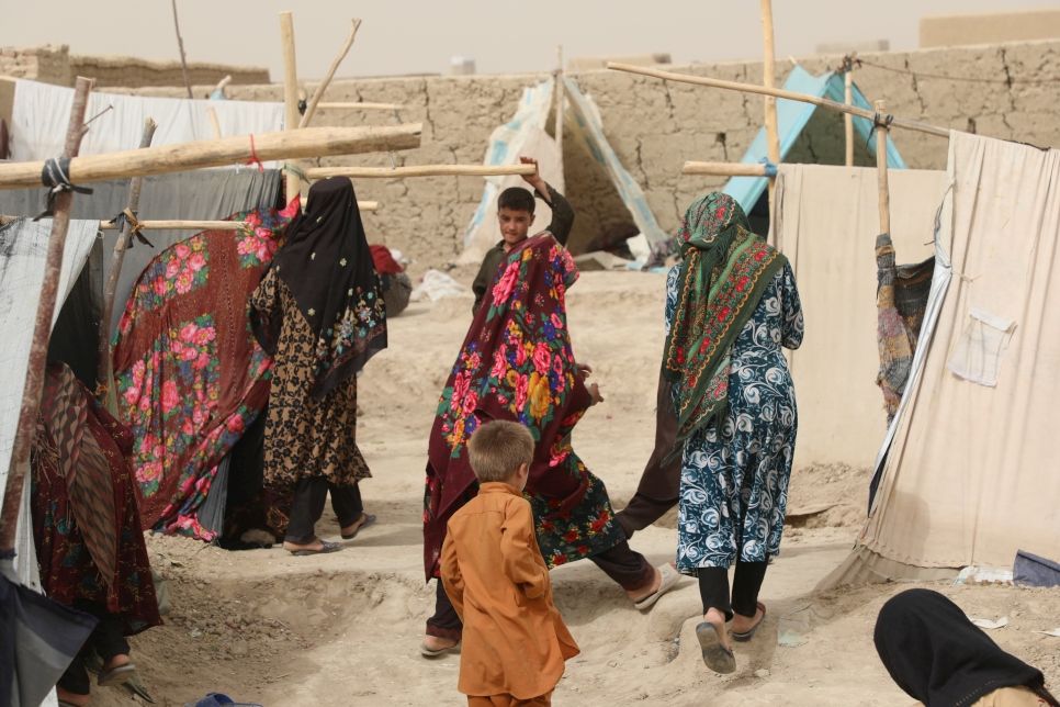 Mulheres e crianças em um campo de deslocados internos em Mazar-e Sharif, norte do Afeganistão