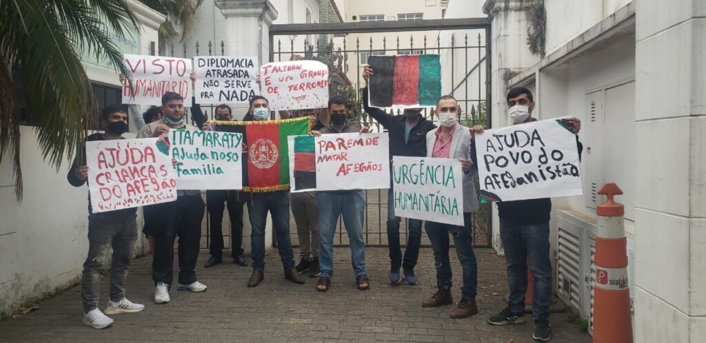 Afegãos que vivem em São Paulo durante protesto em frente ao escritório do Itamaraty na capital paulista