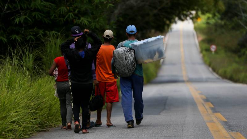Grupo de migrantes venezuelanos percorre a pé o trecho de 215 km entre as cidades de Pacaraima e Boa Vista