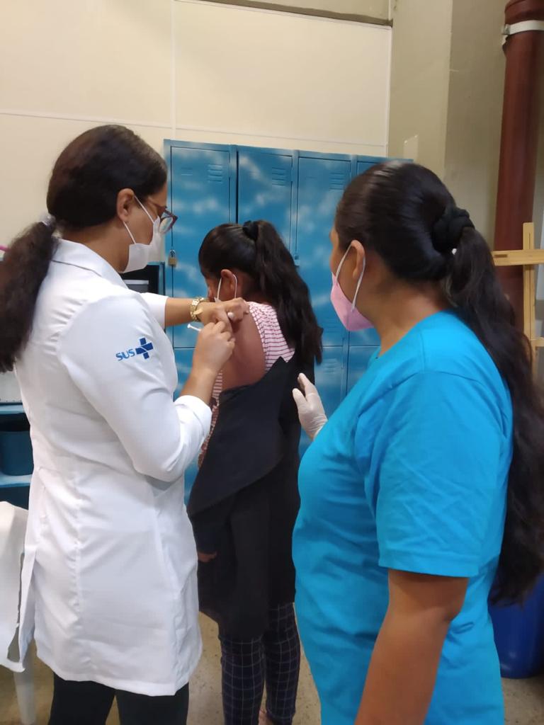 Vacinação de imigrantes durante mutirão de serviços em Lajeado, região leste de São Paulo, em setembro de 2021.