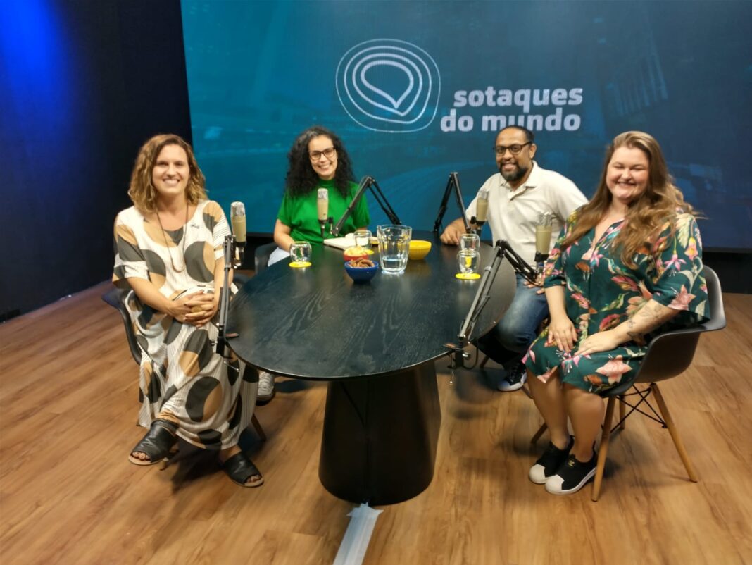 O casal Marifer Vargas e Carlos Escalona, apresentadores do podcast Sotaques do Mundo, ao lado de Silvia Sander, do ACNUR (e) e Letícia Carvalho, da Missão Paz (d)