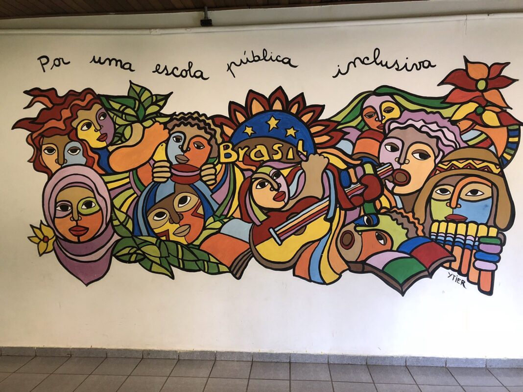 Mural criado pela artista chilena Verónica Ytier na escola municipal de ensino fundamental Infante Dom Henrique, no Canindé, na região central de São Paulo. A instituição é conhecida por ter crianças imigrantes entre os alunos