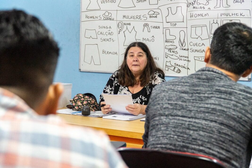 Professora de português durante aula para refugiados e solicitantes de refúgio no Instituto Adus, em São Paulo