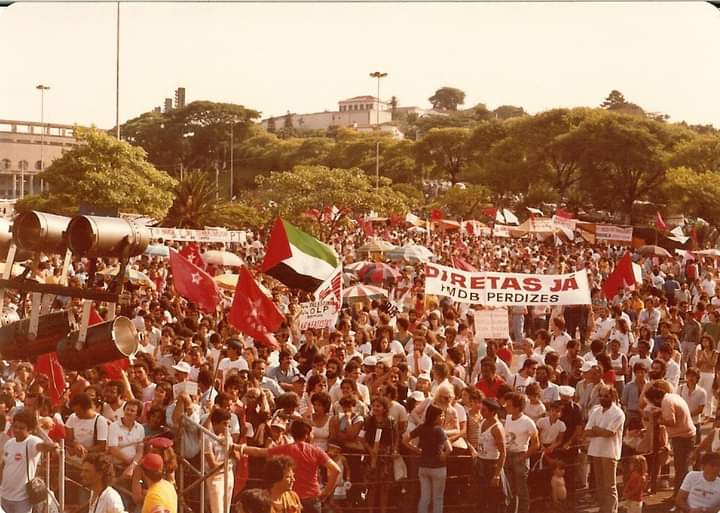 Comício pelas “Diretas Já!”, na praça Charles Miller, São Paulo, em 1983