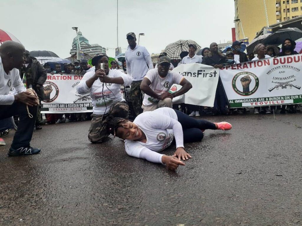 Ato da Operação Dudula na cidade de Durban, na África do Sul. Movimento culpa os imigrantes pelos problemas sócio-econômicos do país