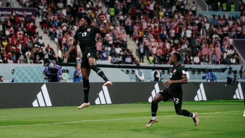 Nascido em um campo de refugiados em Gana, Alphonso Davies salta para comemorar após marcar o primeiro gol do Canadá em Copas do Mundo