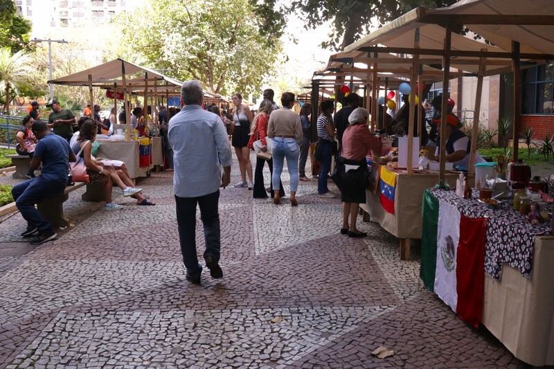 Feira Multicultural Refúgio em Foco de Imigrantes Empreendedores Sociais, que acontece mensalmente no Rio de Janeiro. (Foto: Natália Scarabotto)